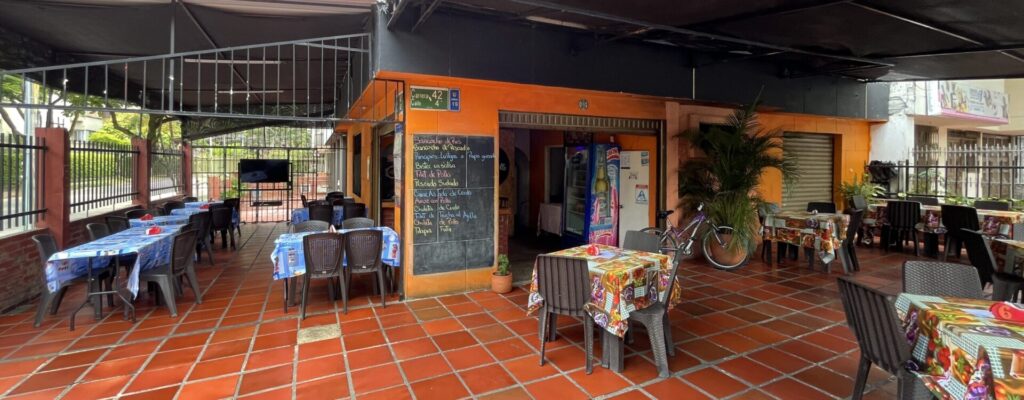 restaurante sabor criollo lido fachada con mesas