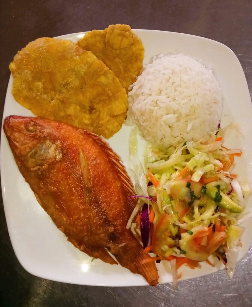 plato de tilapia frita - restuarante sabor criollo lido